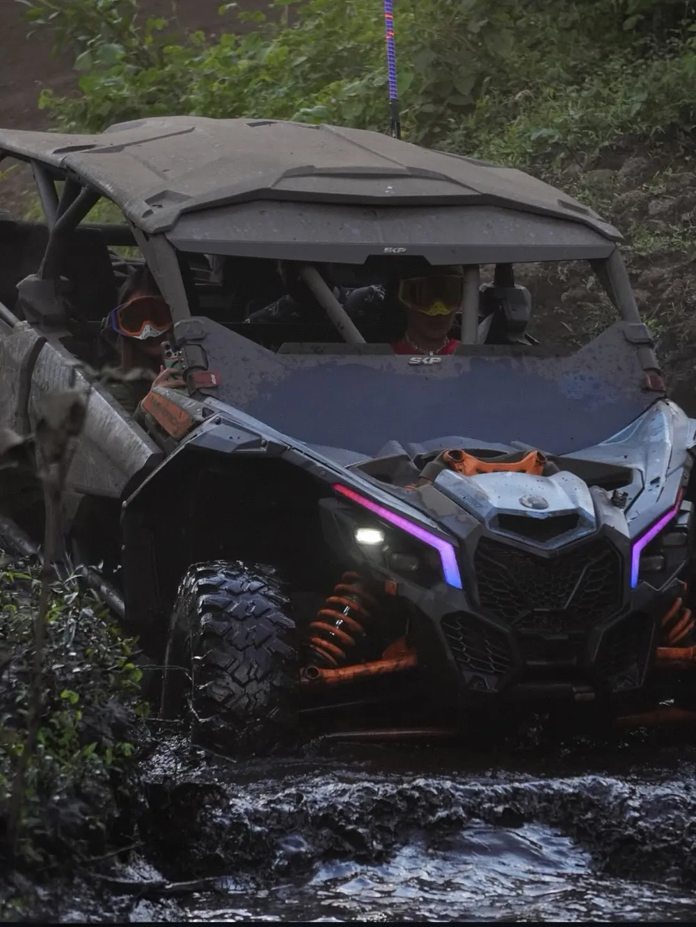 Maverick X3 cruzando un charco de lodo entre la vegetación de Tepoztlán