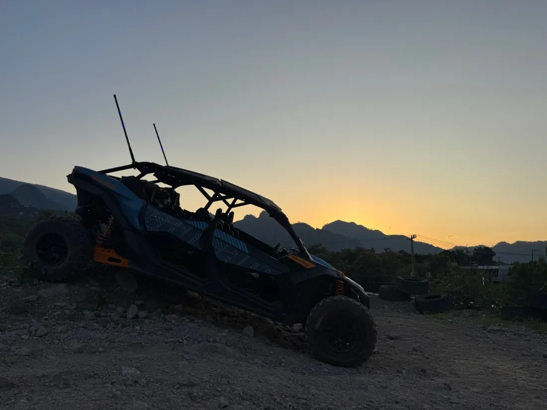 Maverick X3 a contraluz en el mirador al amanecer