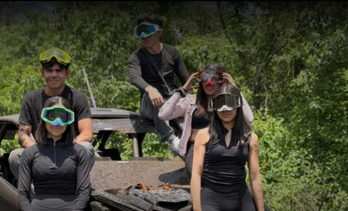 Grupo con goggles sobre un Maverick enlodado