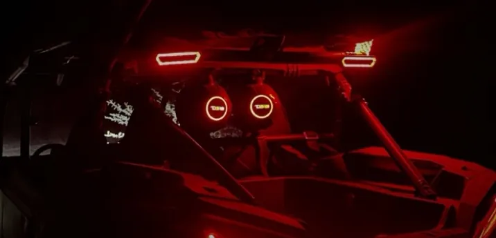 Can-Am con luces LED rojas de noche